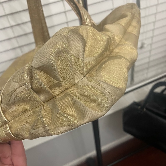 👜 Coach Poppy Signature Gold Metallic Tote - Picture 6 of 8